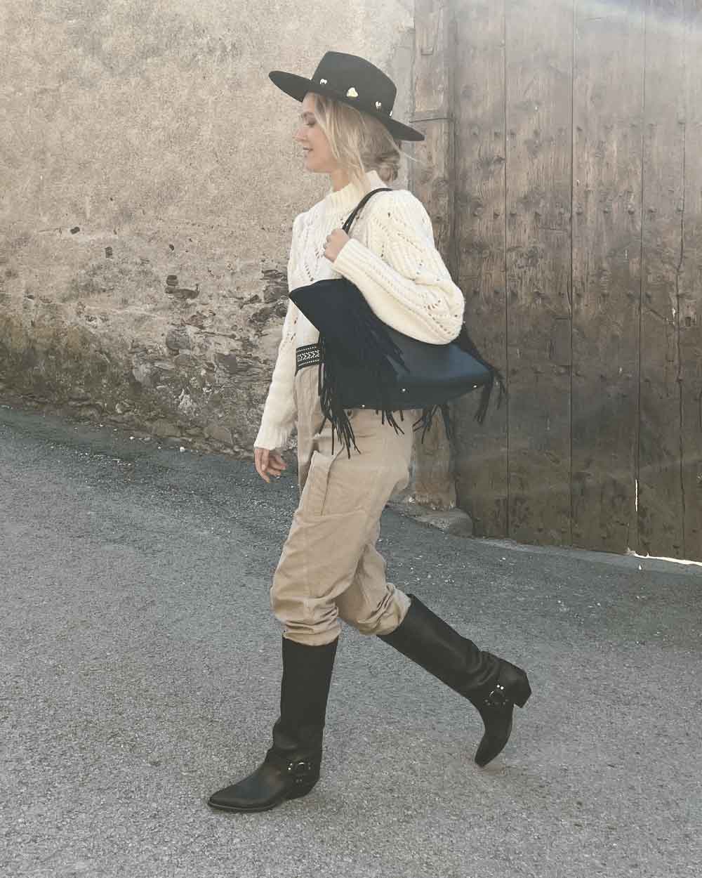 Woman with black shopper bag with bangs