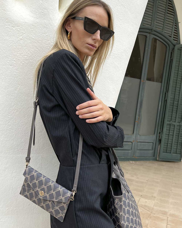 girl with brown and black geometric print women's handbag XXL