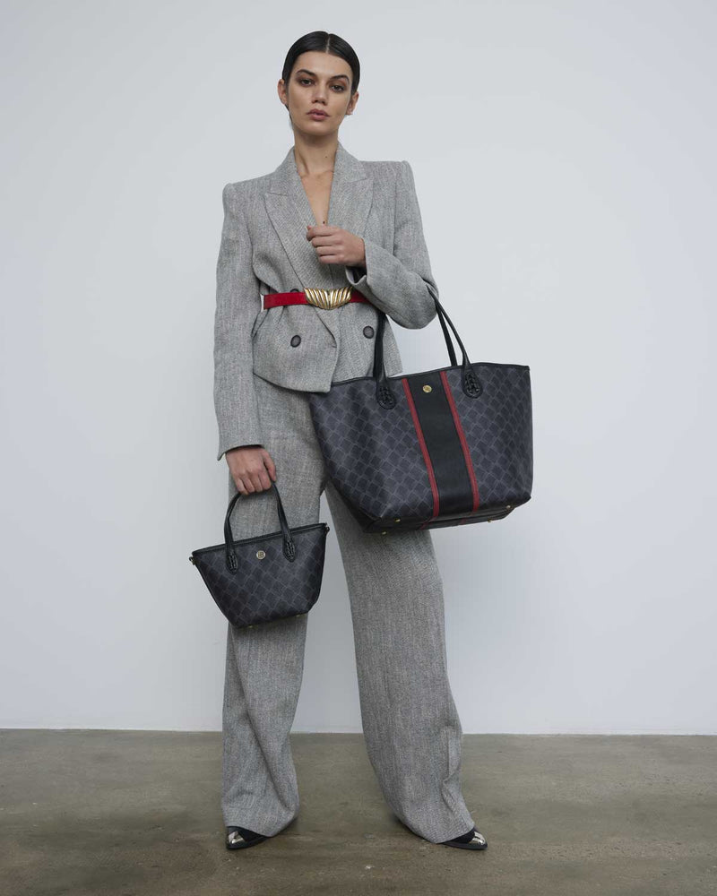 Mujer con bolso shopper kensington grande y pequeño negro