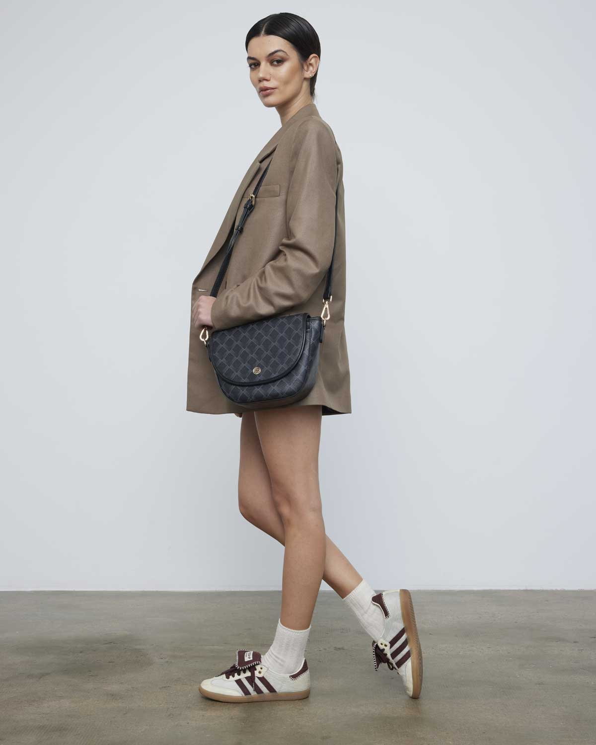girl with shoulder bag kensington black