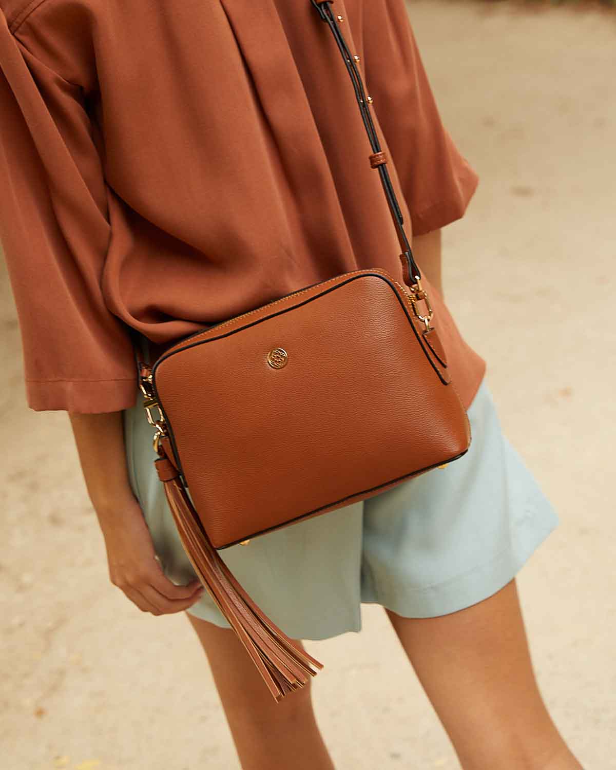 girl with shoulder bag camel with fringe