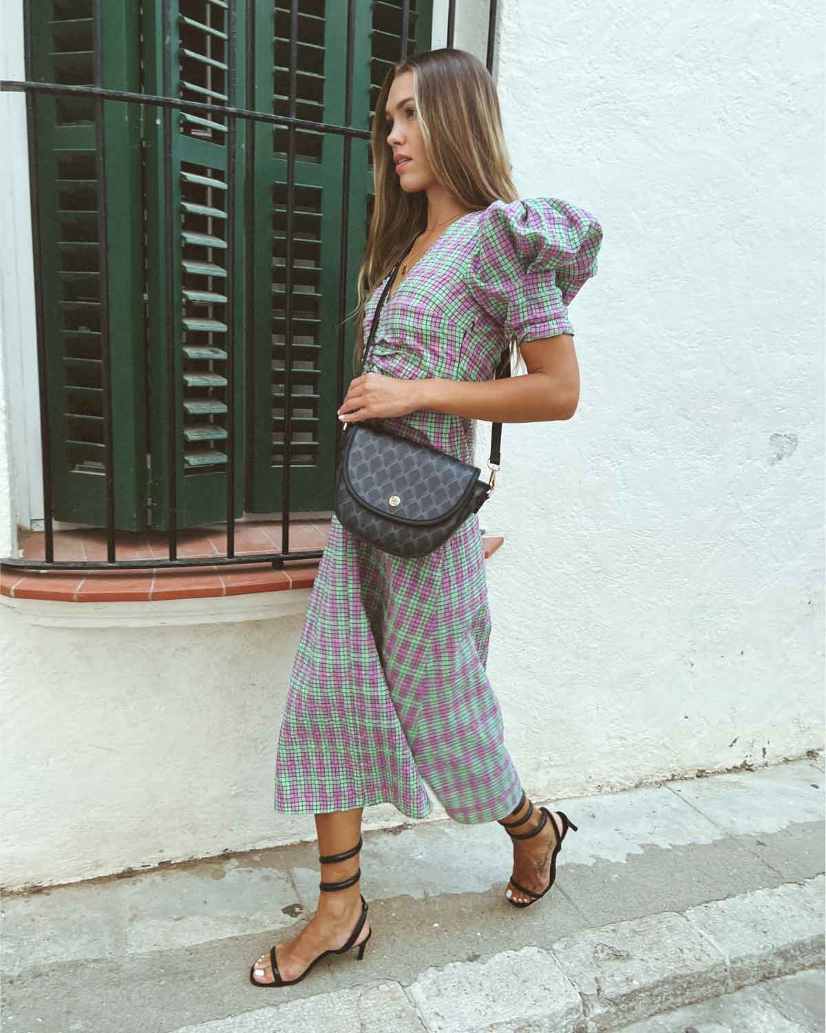 woman with shoulder bag kensington black