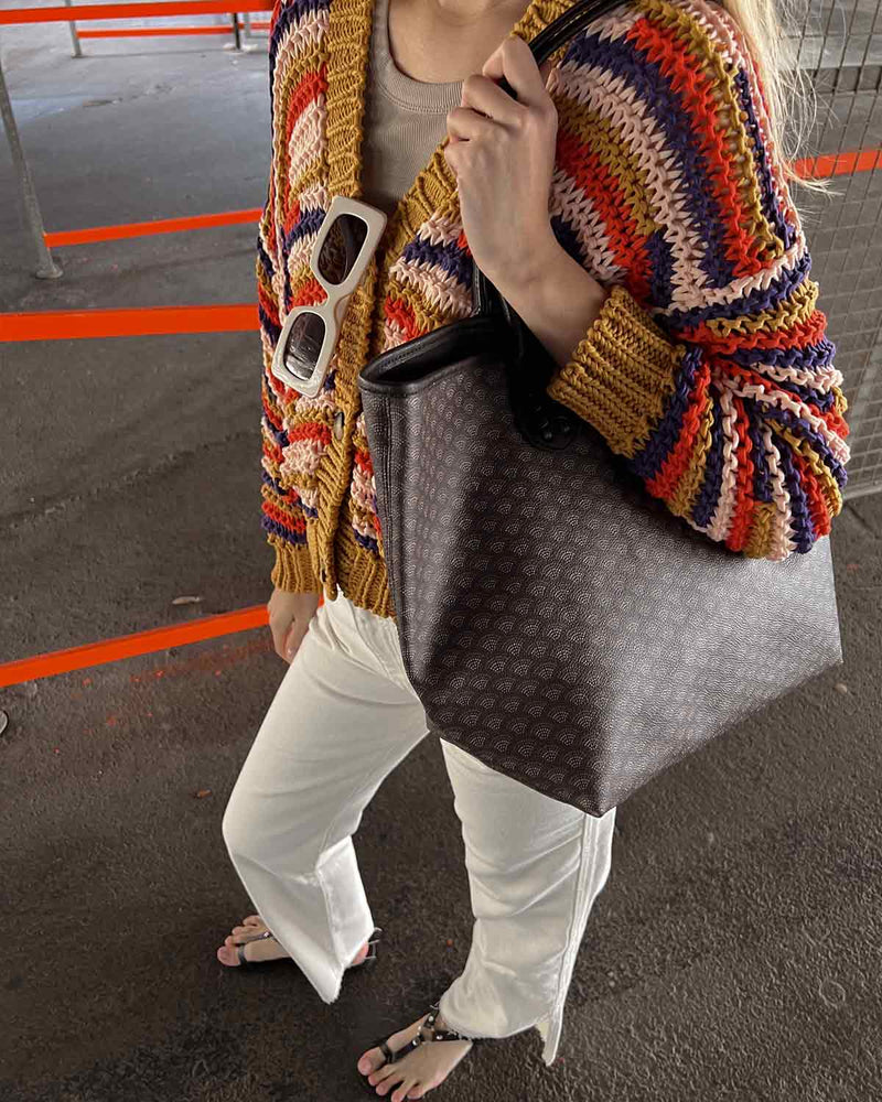Mujer con bolso shopper marron