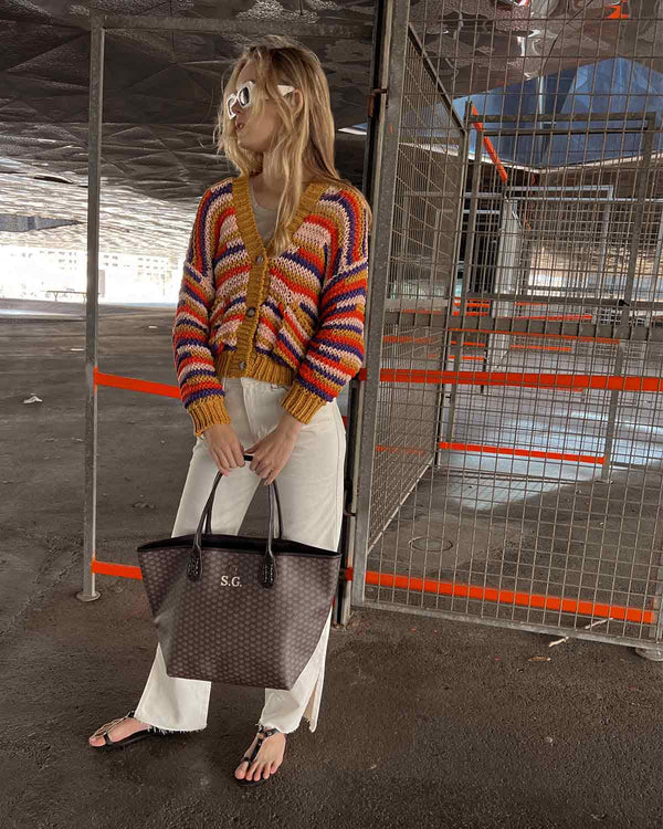 Look casual with a brown shopper bag