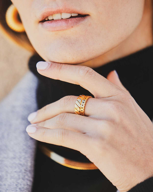 Women's ring with small combined links